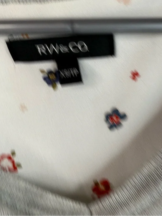 RW&CO. Long sleeve floral sweater V‑Neck Sweater Tunic with White Floral Back - Picture 7 of 10